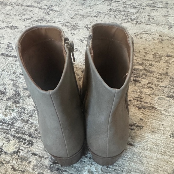 NWOT Lucky Brand Fakelle western ankle cowboy taupe Chelsea ankle boots size 9.5 - Picture 7 of 10